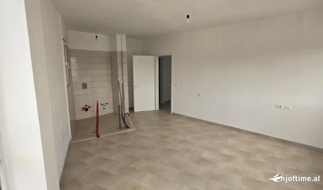 Shtepi ne shitje Apartament ne Tirane, 2+1, Mobilimi Bosh, pa mobiluar, Pagesa 195,500  Euro.