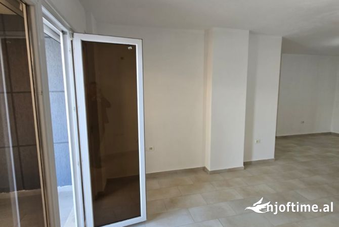 Shtepi ne shitje Apartament ne Tirane, 2+1, Mobilimi Bosh, pa mobiluar, Pagesa 195,500  Euro.
