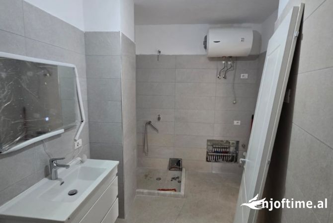 Shtepi ne shitje Apartament ne Tirane, 2+1, Mobilimi Bosh, pa mobiluar, Pagesa 195,500  Euro.