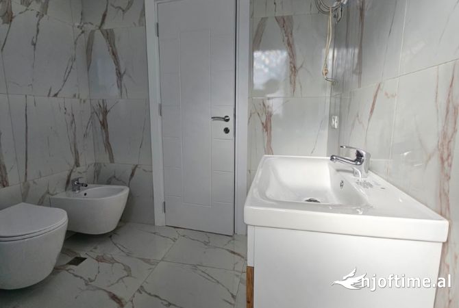 Shtepi ne shitje Apartament ne Tirane, 1+1, Mobilimi Bosh, pa mobiluar, Pagesa 132,000  Euro.