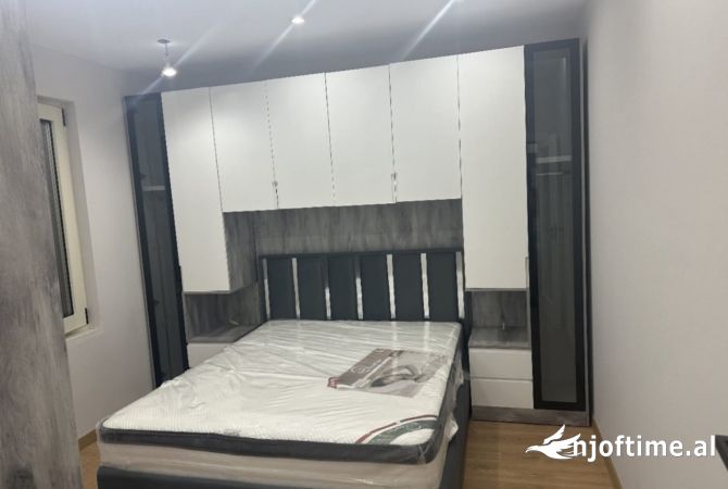 Shtepi ne shitje Apartament ne Tirane, 2+1, Mobilimi E mobiluar, Pagesa 180,000  Euro.