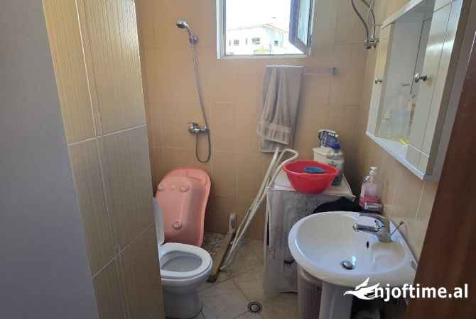 Shtepi ne shitje Apartament ne Tirane, 2+1, Mobilimi E mobiluar, Pagesa 123,000  Euro.