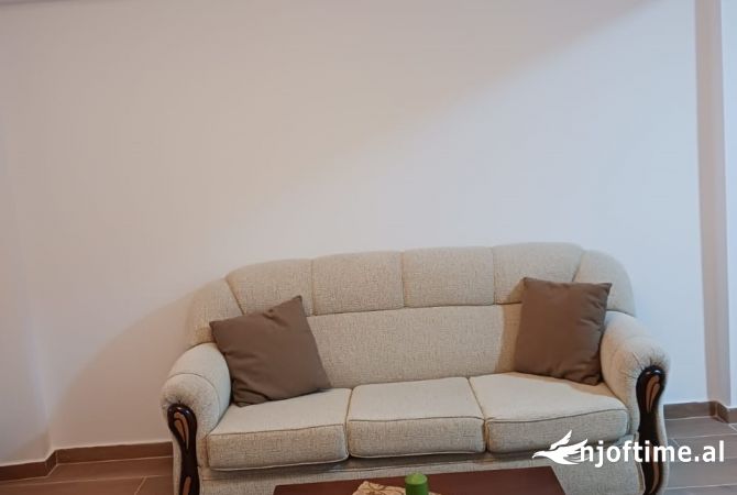 Shtepi me qera Apartament ne Tirane, 1+1, Mobilimi E mobiluar, Pagesa 550  Euro.
