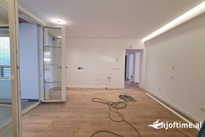 Ambient biznesi me qera 3+1 ne Tirane - 1,300 Euro