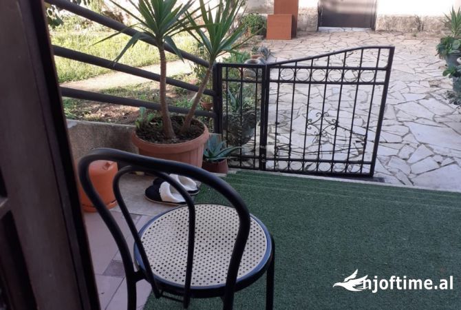 Shtepi me qera Apartament ne Tirane, 3+1, Mobilimi E mobiluar, Pagesa 400  Euro.