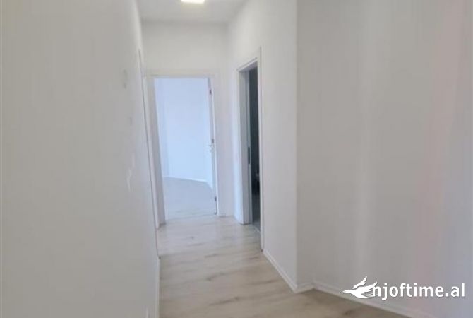 Shtepi me qera Apartament ne Tirane, 3+1, Mobilimi Pjeserisht e mobiluar, Pagesa 750  Euro.