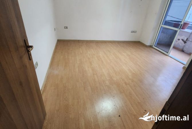Shtepi ne shitje Apartament ne Tirane, 1+1, Mobilimi Bosh, pa mobiluar, Pagesa 120,000  Euro.