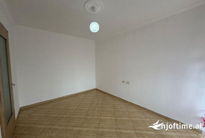 Shtepi ne shitje Apartament ne Tirane, 1+1, Mobilimi E mobiluar, Pagesa 92,000  Euro.