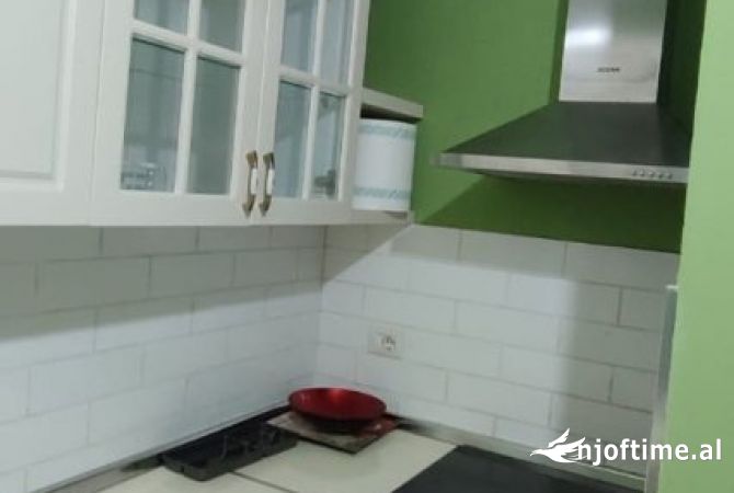 Shtepi me qera Apartament ne Tirane, 2+1, Mobilimi Pjeserisht e mobiluar, Pagesa 350  Euro.