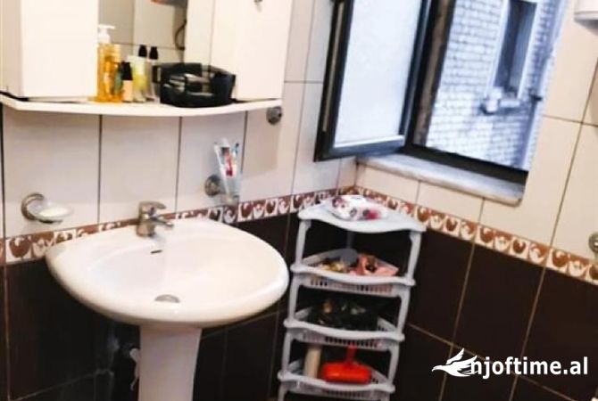 Shtepi ne shitje Apartament ne Tirane, 1+1, Mobilimi E mobiluar, Pagesa 68,000  Euro.