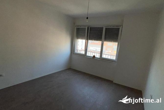 Ambient biznesi me qera 3+1 ne Tirane - 1,100 Euro