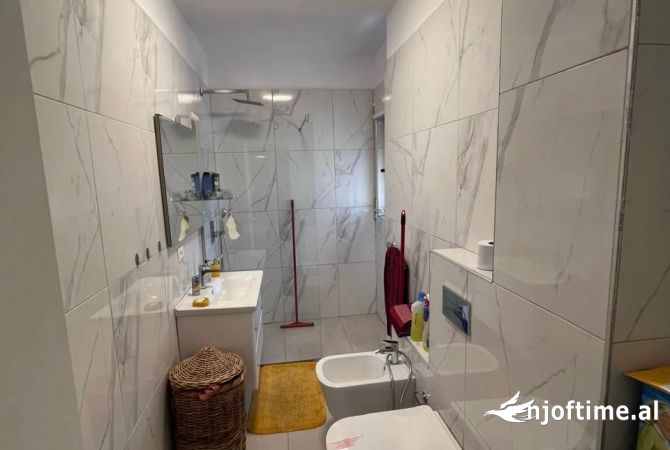 Shtepi ne shitje Apartament ne Tirane, 2+1, Mobilimi E mobiluar, Pagesa 195,000  Euro.