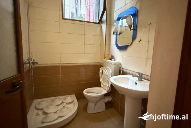 Shtepi ne shitje Apartament ne Tirane, Garsoniere, Mobilimi E mobiluar, Pagesa 35,000  Euro.