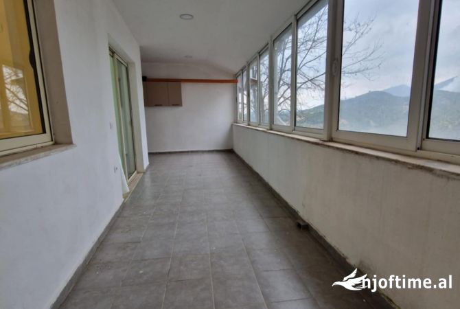 Shtepi ne shitje Apartament ne Tirane, 2+1, Mobilimi E mobiluar, Pagesa 80,000  Euro.