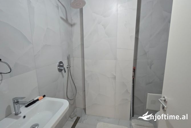 Shtepi ne shitje Apartament ne Tirane, 2+1, Mobilimi E mobiluar, Pagesa 140,000  Euro.