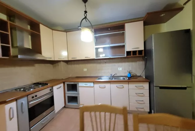 Shtepi me qera Apartament ne Tirane, 1+1, Mobilimi E mobiluar, Pagesa 550  Euro.