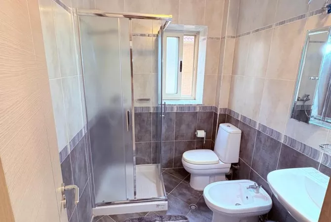 Shtepi me qera Apartament ne Tirane, 1+1, Mobilimi E mobiluar, Pagesa 500  Euro.