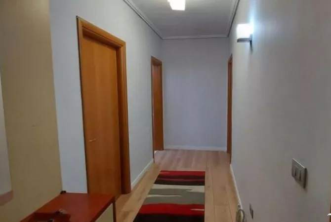Shtepi me qera Apartament ne Tirane, 2+1, Mobilimi E mobiluar, Pagesa 650  Euro.
