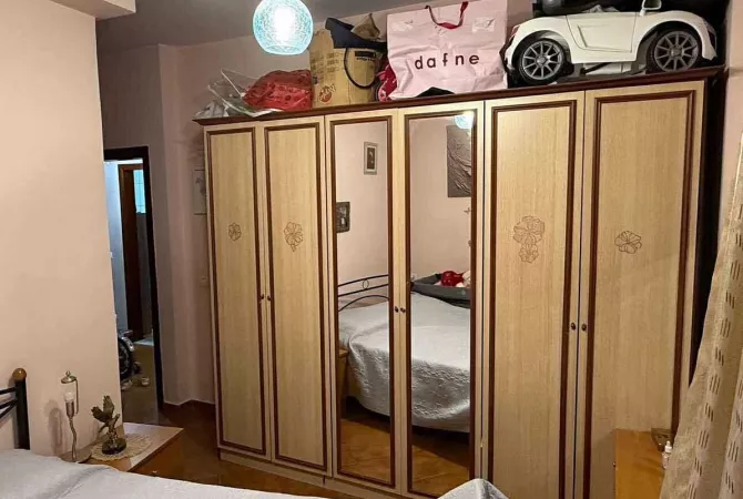 Shtepi ne shitje Apartament ne Tirane, 1+1, Mobilimi Pjeserisht e mobiluar, Pagesa 89,000  Euro.