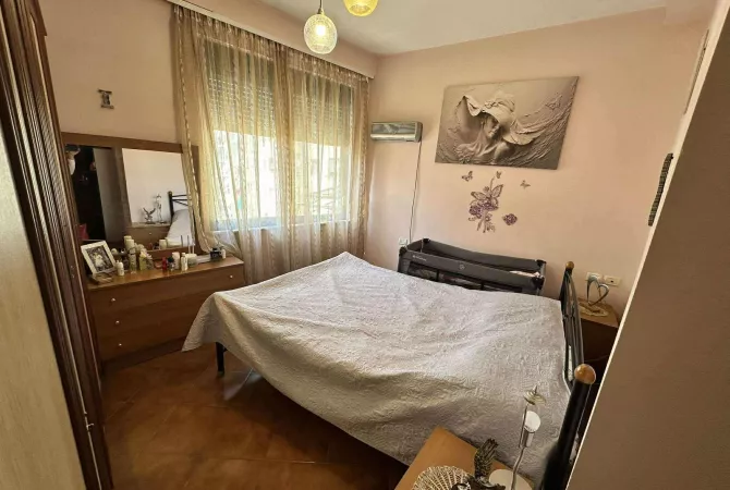 Shtepi ne shitje Apartament ne Tirane, 1+1, Mobilimi Pjeserisht e mobiluar, Pagesa 89,000  Euro.
