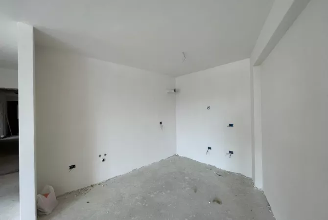 Shtepi ne shitje Apartament ne Tirane, 1+1, Mobilimi Bosh, pa mobiluar, Pagesa 132,000  Euro.