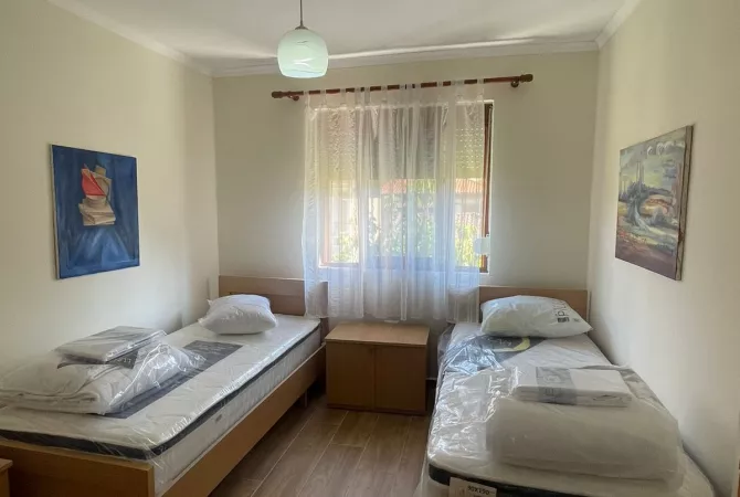 Shtepi me qera Apartament ne Tirane, 2+1, Mobilimi E mobiluar, Pagesa 700  Euro.