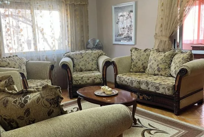 Shtepi ne shitje Apartament ne Tirane, 2+1, Mobilimi E mobiluar, Pagesa 195,000  Euro.