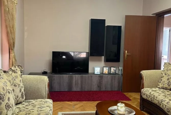 Shtepi ne shitje Apartament ne Tirane, 2+1, Mobilimi E mobiluar, Pagesa 195,000  Euro.