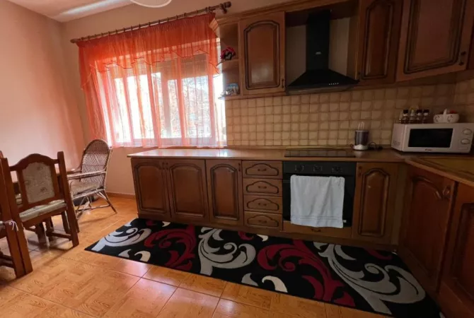 Shtepi ne shitje Apartament ne Tirane, 2+1, Mobilimi E mobiluar, Pagesa 195,000  Euro.