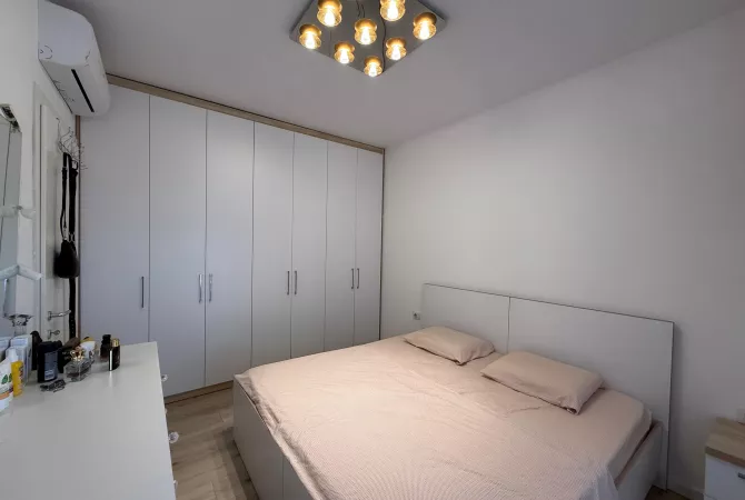 Shtepi ne shitje Apartament ne Tirane, 1+1, Mobilimi E mobiluar, Pagesa 83,000  Euro.