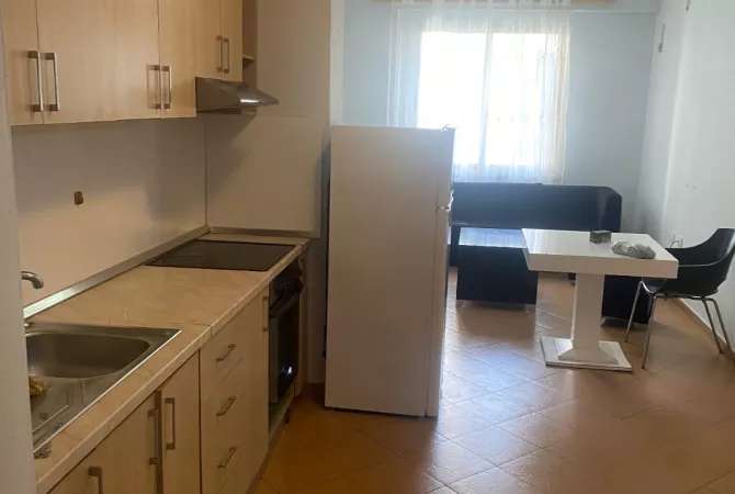 Shtepi me qera Apartament ne Tirane, 1+1, Mobilimi Pjeserisht e mobiluar, Pagesa 300  Euro.