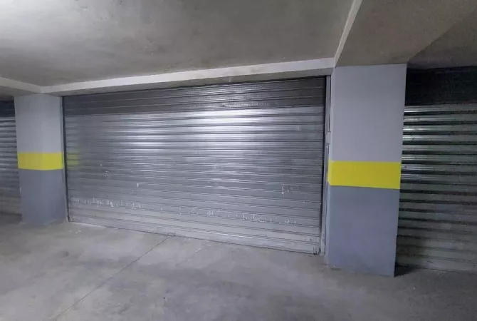 Ambiente Commerciale in Affitto 4+1 a Tirana - 400 Euro