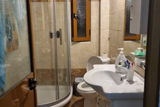 Shtepi me qera Apartament ne Tirane, 2+1, Mobilimi E mobiluar, Pagesa 50,000  Leke.