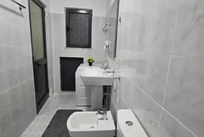 Shtepi me qera Apartament ne Tirane, 2+1, Mobilimi E mobiluar, Pagesa 75,000  Leke.