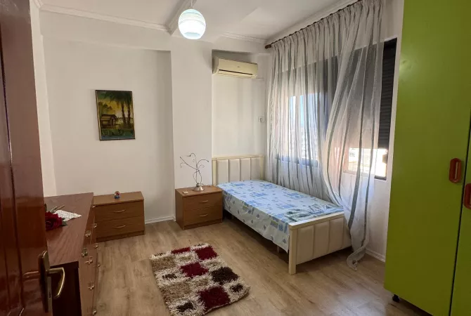Shtepi ne shitje Apartament ne Tirane, 2+1, Mobilimi E mobiluar, Pagesa 135,000  Euro.
