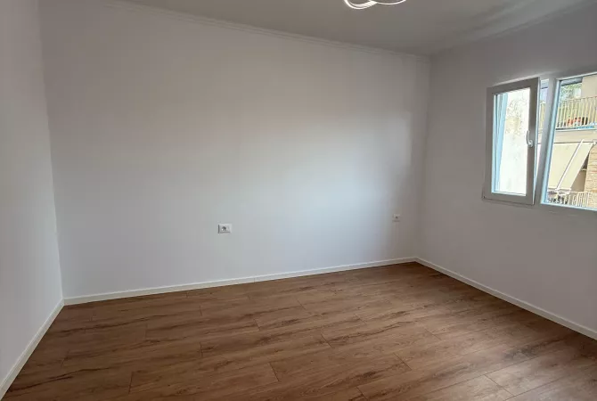 Shtepi ne shitje Apartament ne Tirane, 1+1, Mobilimi Bosh, pa mobiluar, Pagesa 95,000  Euro.