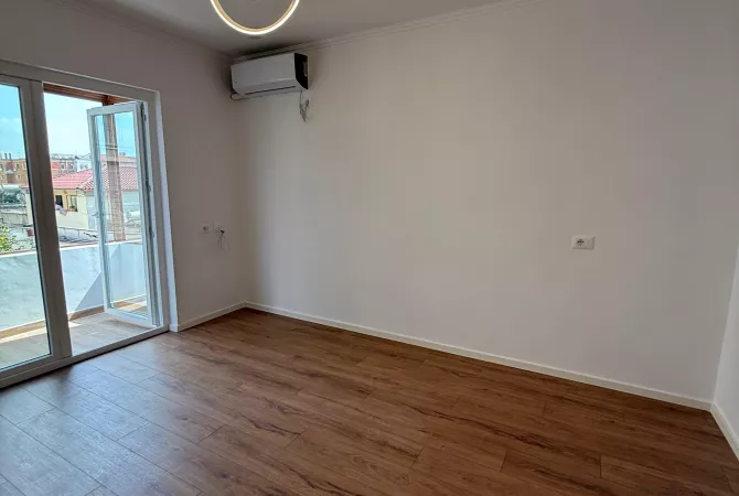 Shtepi ne shitje Apartament ne Tirane, 1+1, Mobilimi Bosh, pa mobiluar, Pagesa 95,000  Euro.