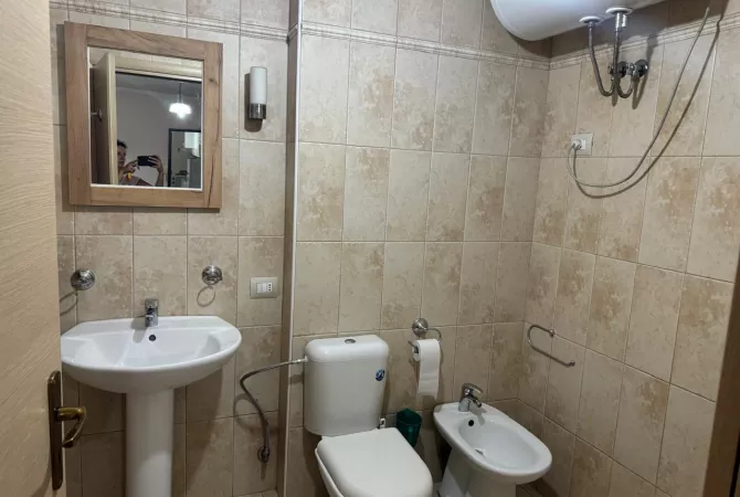 Shtepi me qera Apartament ne Tirane, 1+1, Mobilimi Pjeserisht e mobiluar, Pagesa 560  Euro.