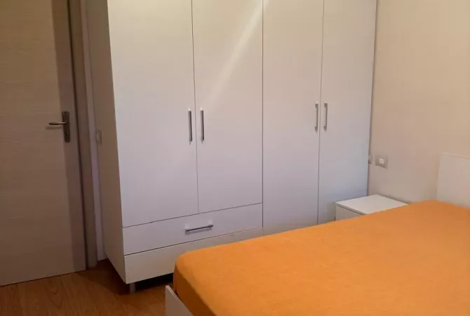Shtepi me qera Apartament ne Tirane, 1+1, Mobilimi Pjeserisht e mobiluar, Pagesa 560  Euro.