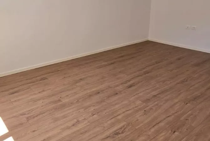 Shtepi ne shitje Apartament ne Tirane, 1+1, Mobilimi Bosh, pa mobiluar, Pagesa 110,000  Euro.