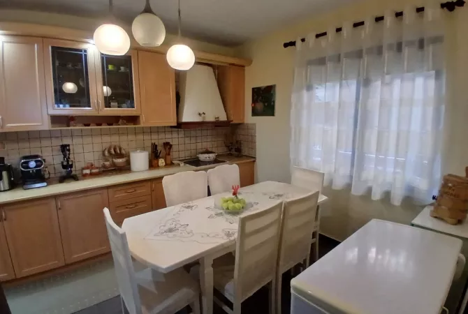 Shtepi me qera 2+1 ne Tirane - 55,000 Leke