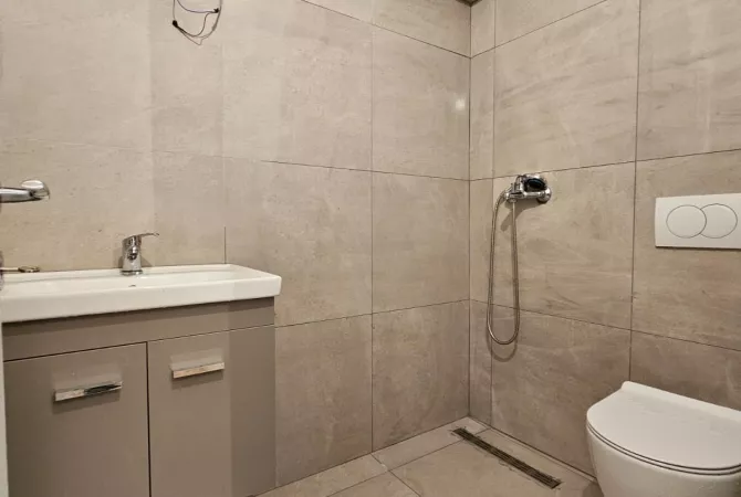 Shtepi ne shitje Apartament ne Tirane, 1+1, Mobilimi Bosh, pa mobiluar, Pagesa 98,000  Euro.