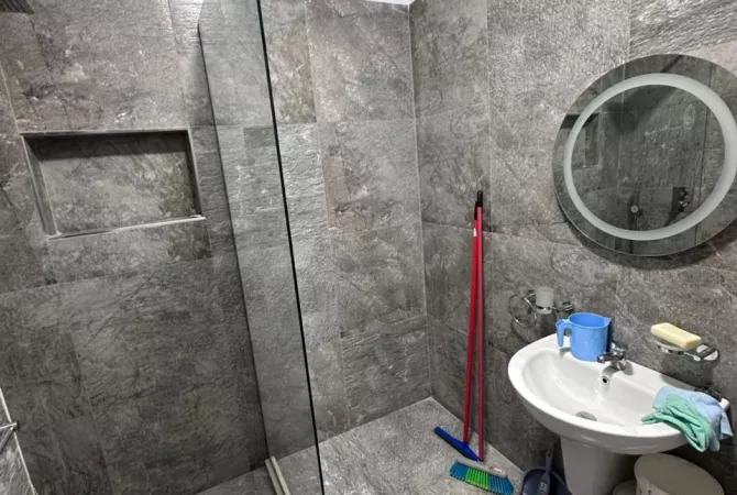 Shtepi me qera Apartament ne Tirane, 1+1, Mobilimi Pjeserisht e mobiluar, Pagesa 650  Euro.