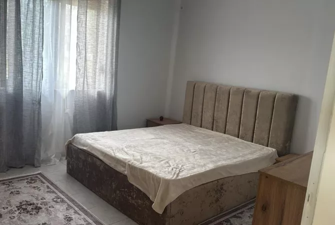 Shtepi me qera Papafingo(kati i catise) ne Tirane, 2+1, Mobilimi E mobiluar, Pagesa 400  Euro.