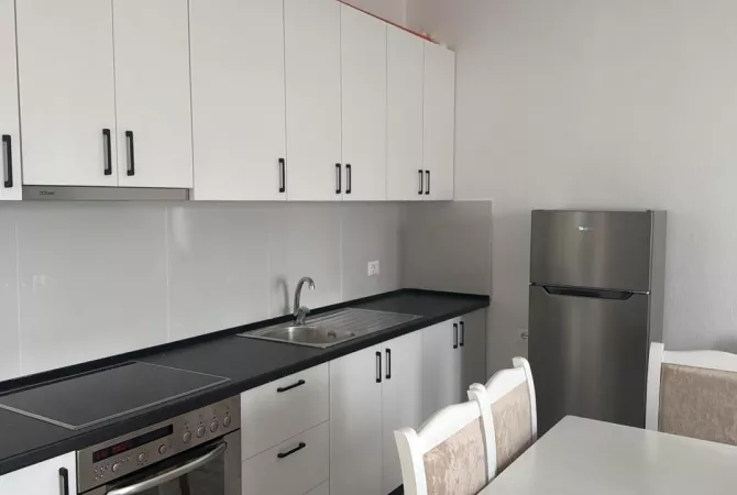 Shtepi me qera Papafingo(kati i catise) ne Tirane, 2+1, Mobilimi E mobiluar, Pagesa 400  Euro.