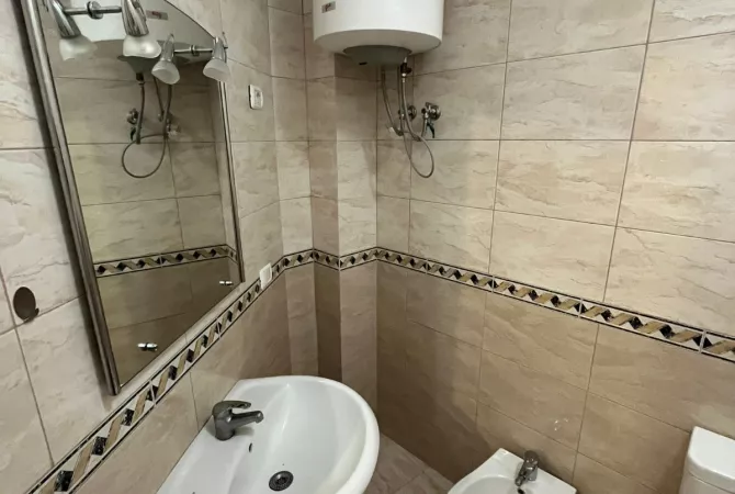 Shtepi me qera Apartament ne Tirane, 1+1, Mobilimi Pjeserisht e mobiluar, Pagesa 480  Euro.