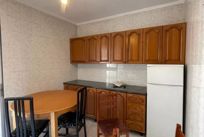 Shtepi me qera Apartament ne Tirane, 2+1, Mobilimi E mobiluar, Pagesa 650  Euro.