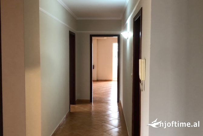 Ambient biznesi me qera 3+1 ne Tirane - 1,900 Euro