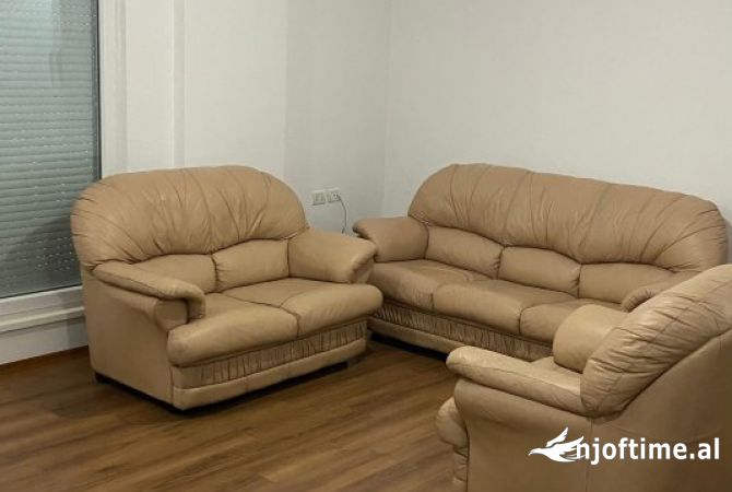 Shtepi me qera Apartament ne Tirane, 2+1, Mobilimi Pjeserisht e mobiluar, Pagesa 500  Euro.