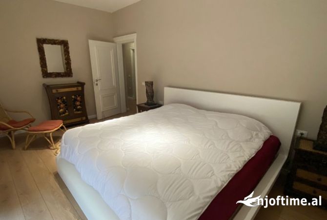 Shtepi me qera Apartament ne Tirane, 4+1, Mobilimi E mobiluar, Pagesa 1,300  Euro.